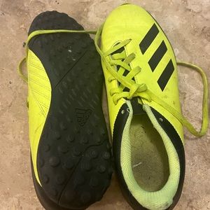 Womens size 5 indoor cleats